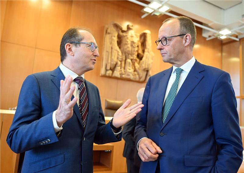 Wie fair ist das neue Wahlrecht? - Verhandlung in Karlsruhe CDU-Chef Friedrich Merz (r.) und der Vorsitzende der der CSU, Alexander Dobrindt, im Bundesverfassungsgericht.
