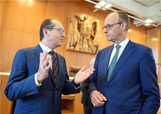 CDU-Chef Friedrich Merz (r.) und der Vorsitzende der der CSU, Alexander Dobrindt, im Bundesverfassungsgericht.