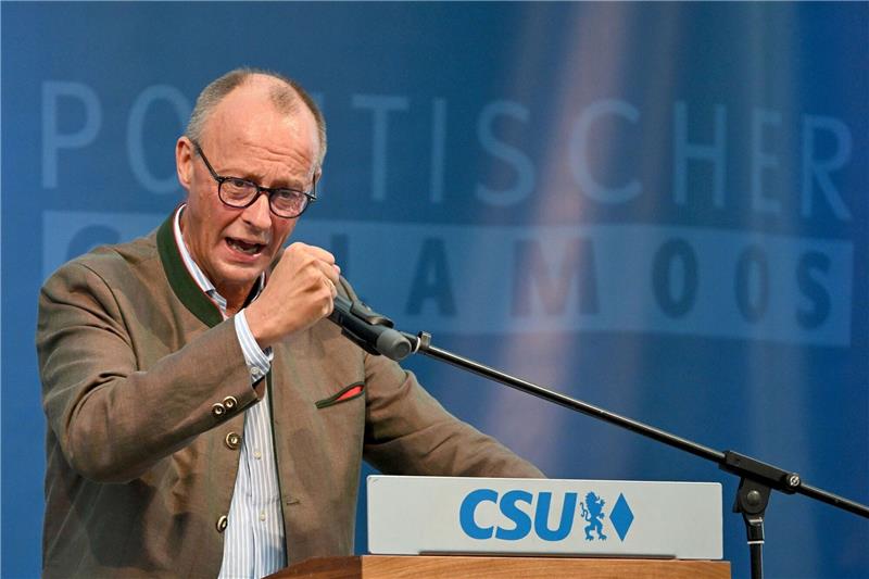 Kreuzberg oder Gillamoos: Kühle Reaktion auf Merz-Ausspruch CDU-Chef Friedrich Merz spricht beim Politischen Frühschoppen Gillamoos.