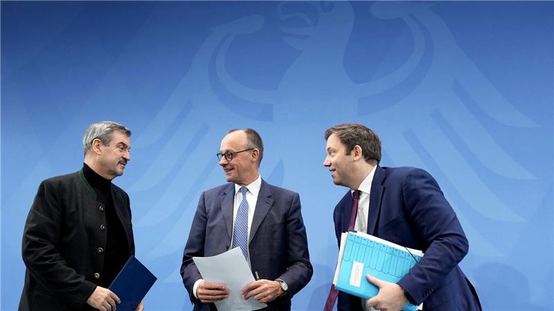 CDU-Chef Merz, SPD-Chef Klingbeil und CSU-Chef Söder loben am Morgen danach ihre eigenen Beschlüsse.