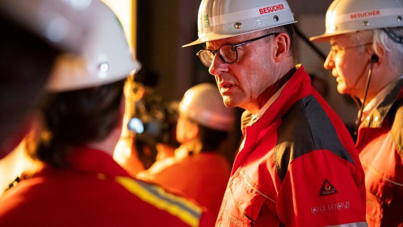 CDU-Chef Merz informiert sich im Stahlwerk Georgsmarienhütte über die Sorgen der energieintensiven Industrie.