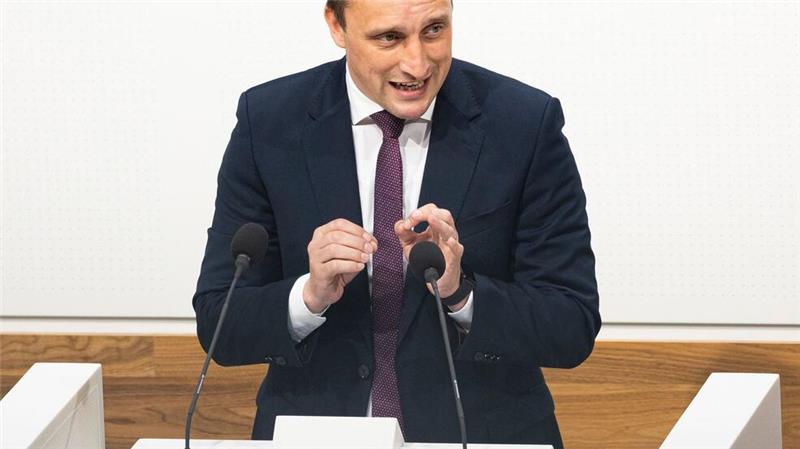Landtag streitet über richtigen Weg aus der VW-Krise CDU-Fraktionschef Lechner wirft Regierungschef Weil eine Mitverantwortung an der VW-Krise vor.