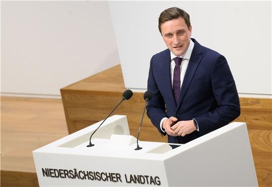 CDU-Fraktionschef Sebastian Lechner spricht im Landtag Niedersachsen.