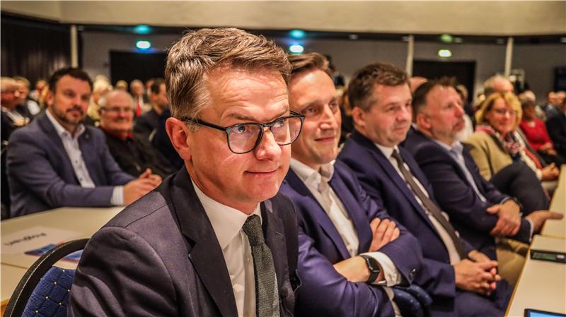 CDU-Generalsekretär Carsten Linnemann ist mit den CDU-Landesvorsitzenden Sebastian Lechner aus Niedersachsen und Sven Schulze aus Sachsen-Anhalt zu sehen.