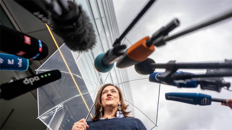 CDU-Generalsekretärin Franziska Hoppermann steht zu Beginn der Präsidiumsklausur im Regen.