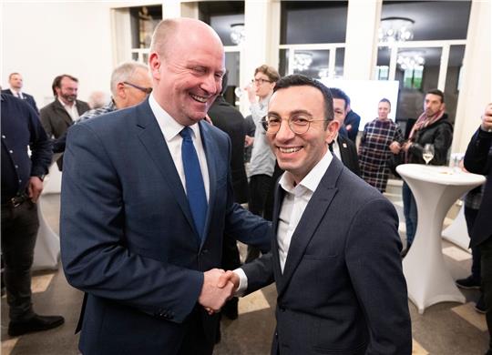 CDU-Kandidat Uwe Becker (l) und Mike Josef von der SPD gehen in Frankfurt in die Stichwahl.