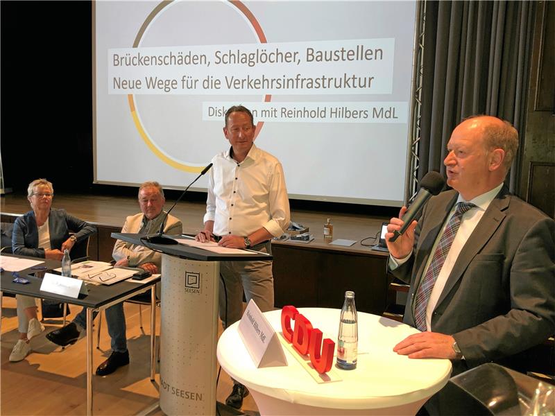 CDU-Kreisvorsitzender Ralph Bogisch (2. v. re.) befragt den Landtagsabgeordneten und Ex-Finanzminister Reinhold Hilbers (re.). Am Vorstandstich sitzen CDU-Kreisfraktionschef Bernd Rotzek und Seesens Stadtverbandschefin Christiane Raczek.  Foto: Stade