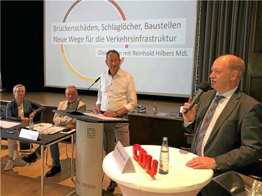 CDU-Kreisvorsitzender Ralph Bogisch (2. v. re.) befragt den Landtagsabgeordneten und Ex-Finanzminister Reinhold Hilbers (re.). Am Vorstandstich sitzen CDU-Kreisfraktionschef Bernd Rotzek und Seesens Stadtverbandschefin Christiane Raczek.  Foto: Stade