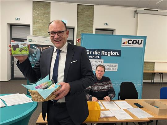 Ein Mann hält ein Fernglas in die Kamera.