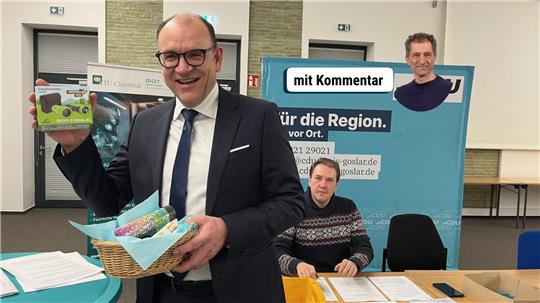 Ein Mann hält Kärtchen hoch.