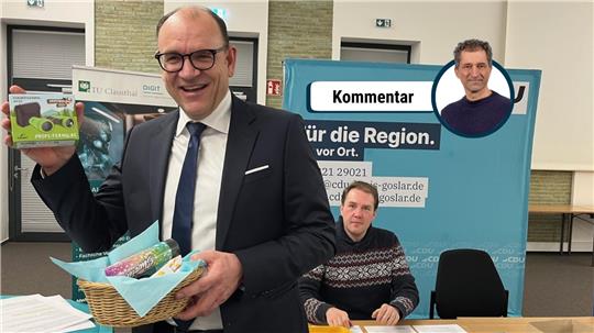 Ein Mann hält eine Karte hoch.