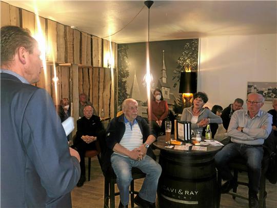 CDU-Ortsbürgermeister Heinrich Wilgenbus (re.) verfolgt die vom CDU-Kreisverbandsvorsitzenden Ralph Bogisch (li.) moderierte Diskussion über Tourismus, Borkenkäfer, Corona und weitere Probleme.  Foto: Stade