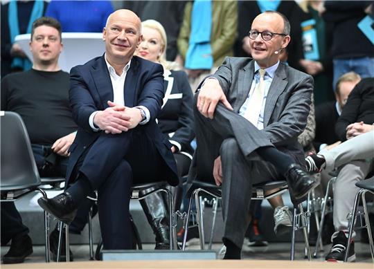 CDU-Spitzenkandidat Kai Wegner (l) bekommt im Wahlkampf-Endspurt Unterstützung von Parteichef Friedrich Merz.