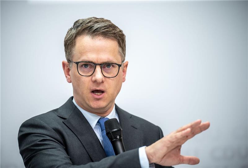 CDU-Vize Linnemann: Arbeitslose zu Job-Annahme verpflichten CDU-Vize Carsten Linnemann möchte, dass Arbeitslose zu Jobs verpflichtet werden können.