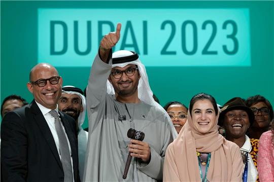 COP-Präsident Sultan al-Dschaber (M) mit UN-Klimachef Simon Stiell und COP28-Chefunterhändlerin Hana Al-Hashimi.