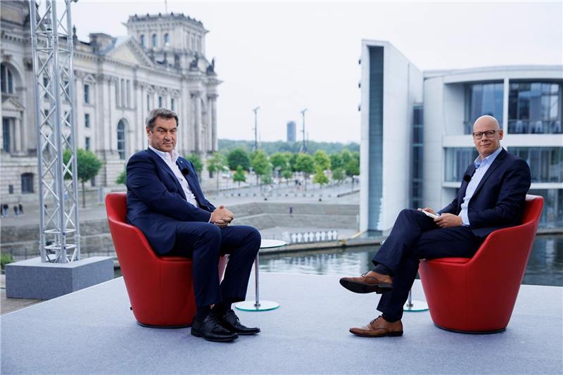 Söder will Kanzlerkandidaten erst nach Ost-Wahlen 2024 küren CSU-Chef Markus Söder (l) stand ARD-Journalist Matthias Deiß im Sommerinterview Rede und Antwort.