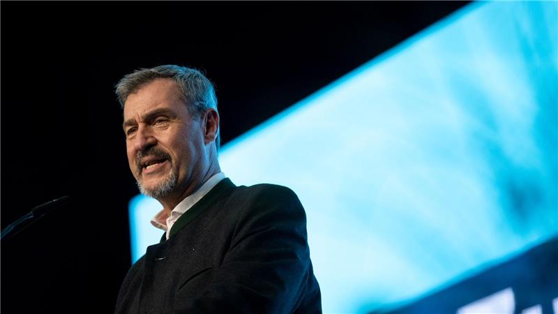 CSU-Chef Söder meint: „Ohne Auto droht ein Kollaps.“ 