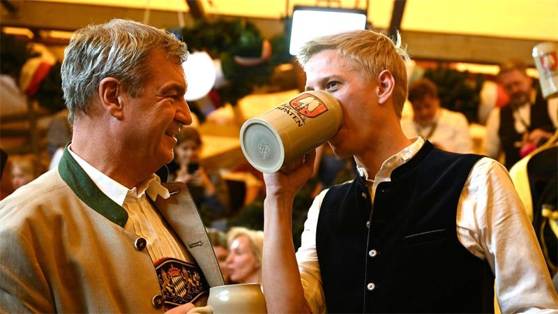 „Bilderbuchstart“ und Söder-Lob: Krause eröffnet Oktoberfest CSU-Chef Söder schaut Krause beim Trinken zu.