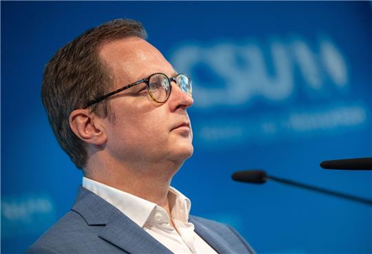 CSU-Generalsekretär Martin Huber (l) findet klare Worte für Klimaaktivisten der Letzten Generation.