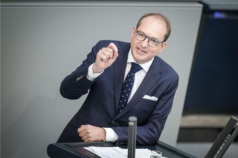 Union fordert zu gemeinsamer Migrations-Begrenzung auf CSU-Landesgruppenchef Alexander Dobrindt fordert die Ampel-Koalition in Sachen Migrations-Begrenzung zu gemeinsamen Beschlüssen auf.