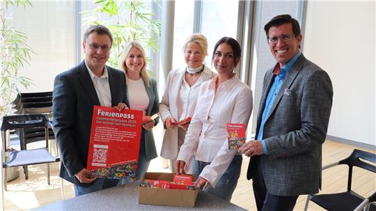 Camilla Dal Pos und Jannick Voß (Stadtjugendpflege), Oberbürgermeisterin Urte Schwerdtner, Mara-Lena Macke (Stadt Goslar) und Jens Müller (Regionaldirektor der Sparkasse Hildesheim Goslar Peine) stellen den neuen Ferienpass vor.