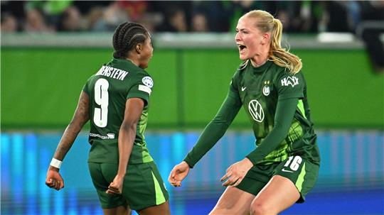 Camilla Küver (r.) bleibt dem VfL Wolfsburg erhalten. (Archivbild)