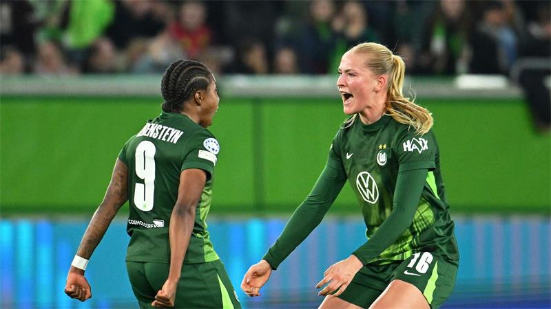 Camilla Küver (r) traf zum 2:0 für den VfL Wolfsburg. (Archivbild)