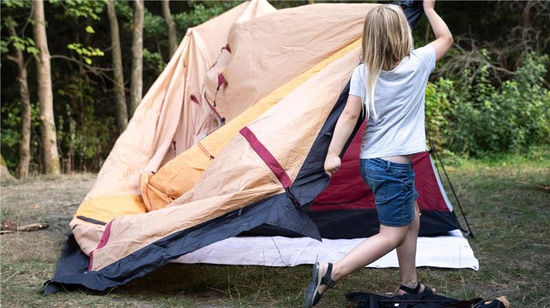 Camping ist immer ein kleines Abenteuer - da packen Kinder gern mit an.