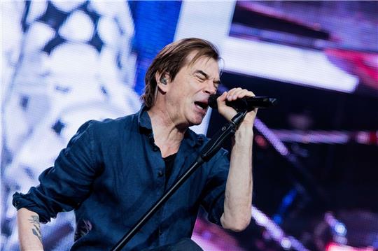 Campino (bürgerlich: Andreas Frege), Sänger der Punkband «Die Toten Hosen», steht beim offiziellen Start der Jubiläumstourneeauf der Bühne.