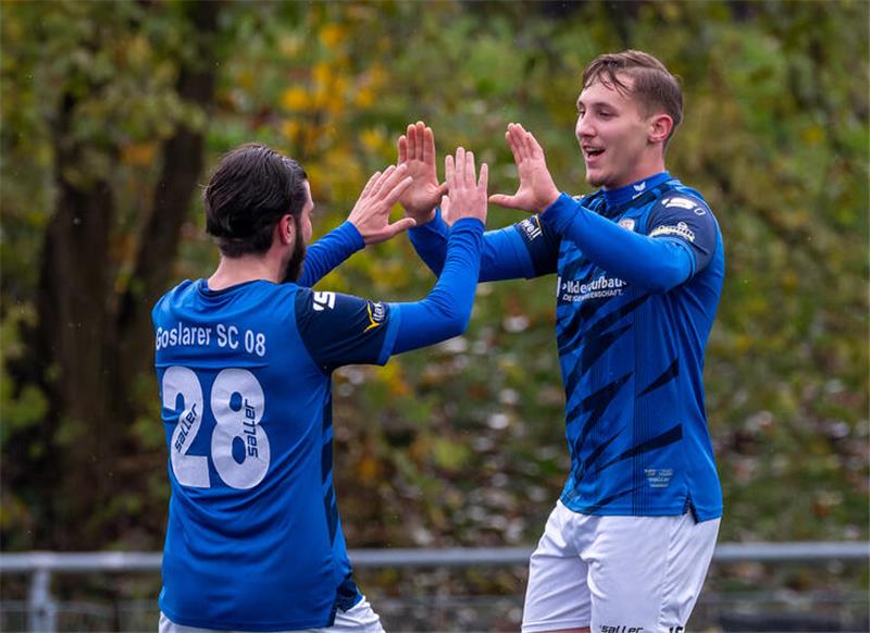 Canar-Kenan Gülsen (l.) beglückwünscht Kevin Doci zu dessen ersten Treffer, dem später noch ein weiterer und eine Vorlage folgen sollen. Foto: Drechsler