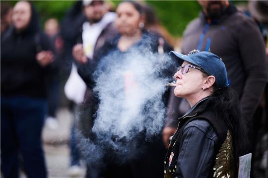 Cannabis-Rauch liegt über einer Demonstration für die Legalisierung der Droge - in der Debatte um Modellregionen für die kontrollierte Abgabe meldet man sich aus Nordrhein-Westfalens Gesundheitsministerium zu Wort.