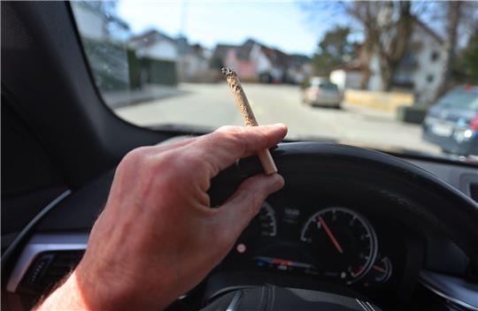 Cannabis am Steuer: Die Polizei in Sachsen-Anhalt will Verkehrskontrollen verstärken.