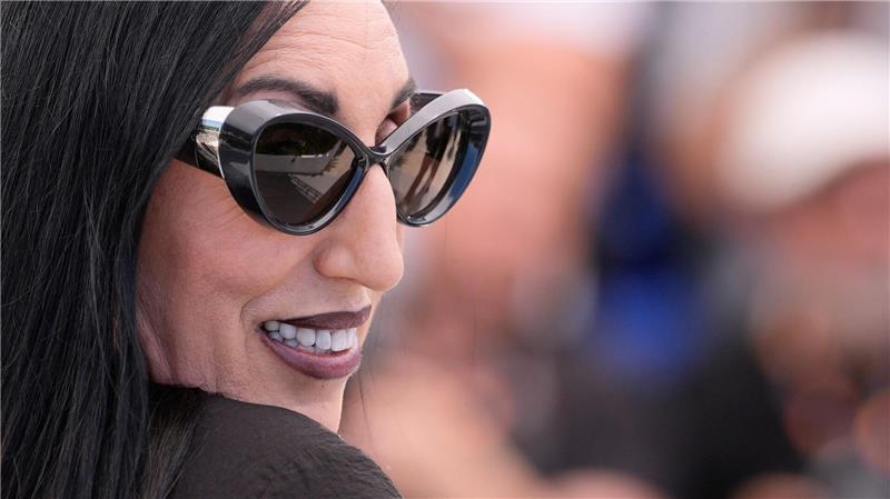 Cannes (Frankreich): Schwarze Sonnenbrille, großer Auftritt: Rossy de Palma beim „Bitter Christmas“-Fototermin