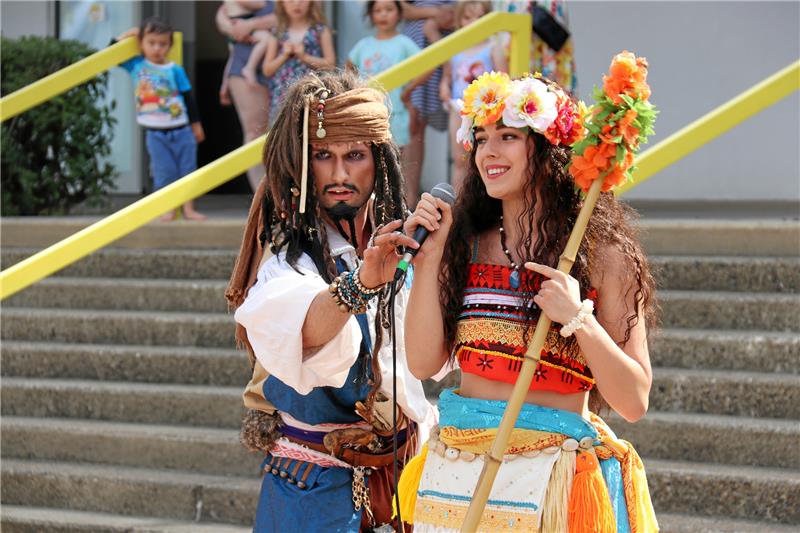 Captain Jack Sparrow und Vaiana unterhalten die kleinen Gäste. Foto: Skuza