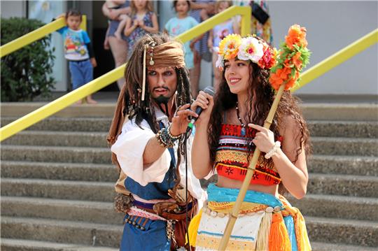Captain Jack Sparrow und Vaiana unterhalten die kleinen Gäste. Foto: Skuza