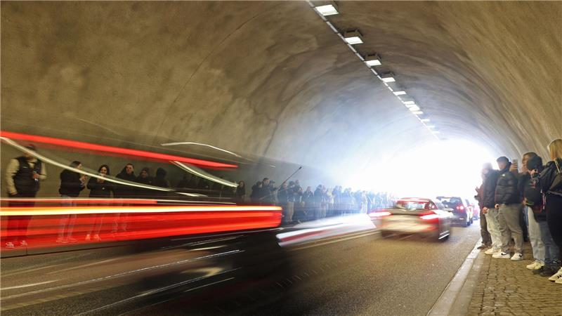 Car-Freitag an der Rappbodetalsperre: Tuning-Autos fahren durch „Soundröhre“-Tunnel