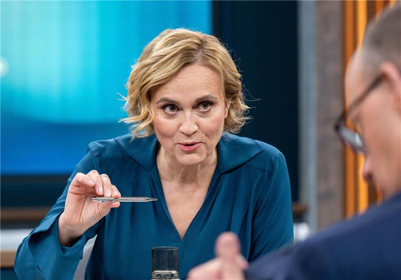 Caren Miosga (l) hat den renommierten Sendeplatz Anfang des Jahres von Anne Will übernommen.