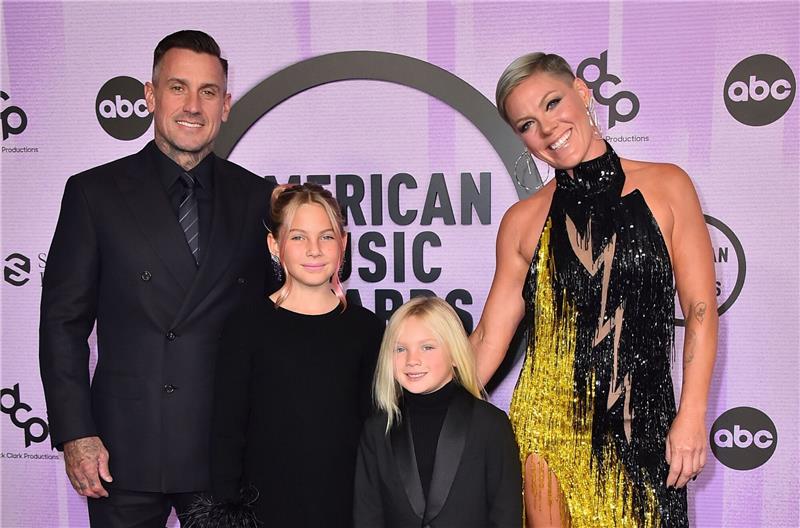 Carey Hart (l), Pink (r) und ihre Kinder Willow Sage Hart (2.v.l) und Jameson Moon Hart bei den American Music Awards 2022.