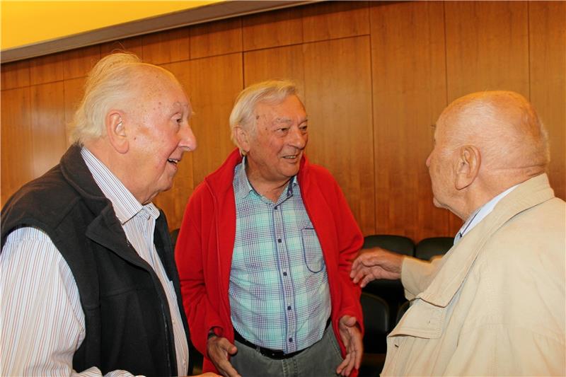 Carl-Heinz Freytag (links) und Georg Hallmann (rechts) im Gespräch mit dem Bad Harzburger Partnerschaftsbeauftragten Wolfgang Kullig.
