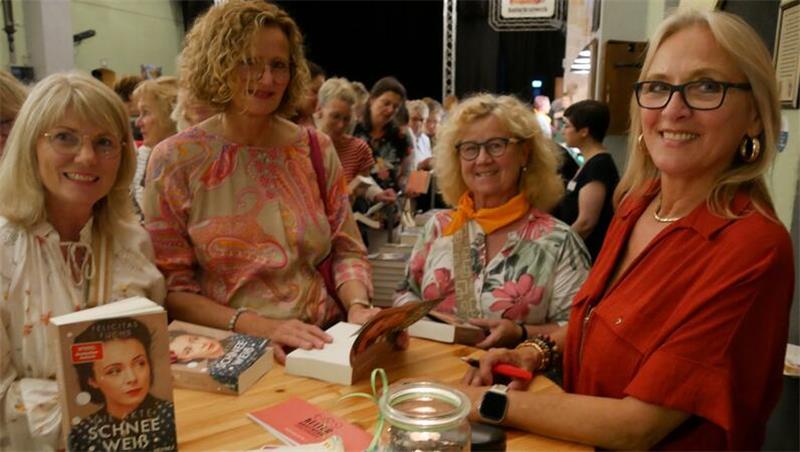 Carla Berling (r.) alias Felicitas Fuchs schreibt im Kulturkraftwerk fleißig Autogramme.