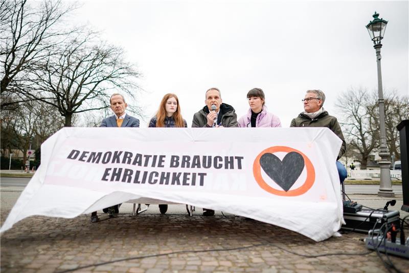 Letzte Generation plant neue Klimaproteste Carla Hinrichs (2.v.r), Sprecherin der Letzen Generation, spricht bei einer Pressekonferenz mit anderen Beteiligten.