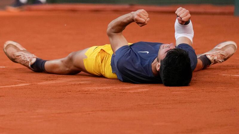 „Gladiatoren-Kampf“: Zverev verpasst French-Open-Titel Carlos Alcaraz feierte seinen Sieg euphorisch.