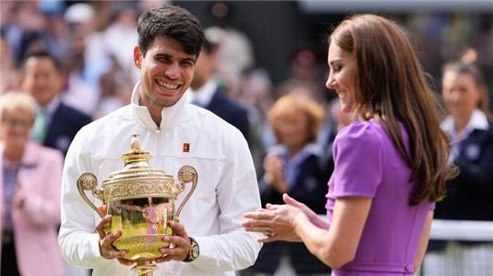 Carlos Alcaraz gewann nach den French Open auch Wimbledon und bekam den Siegerpokal von Prinzessin Kate.