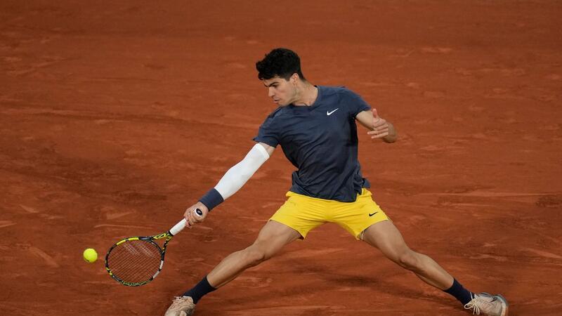 Alcaraz erreicht French-Open-Halbfinale und fordert Sinner Carlos Alcaraz gewann sein Viertelfinale gegen Stefanos Tsitsipas glatt in drei Sätzen.