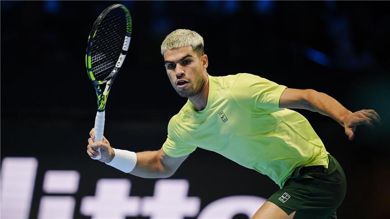 Carlos Alcaraz gewinnt sein Auftaktmatch bei den ATP Finals.