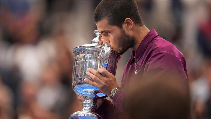 Bilder des Tages Carlos Alcaraz küsst nach seinem Sieg bei den US Open in New York die Trophäe.