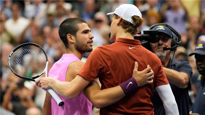 Carlos Alcaraz (l) setzte sich im US-Open-Finale in vier Sätzen gegen Jannik Sinner (r) durch.