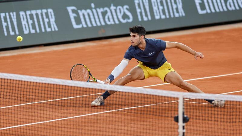 Alcaraz mit etwas Mühe in der dritten Runde der French Open Carlos Alcaraz setzte sich in vier Sätzen gegen Jesper de Jong durch.