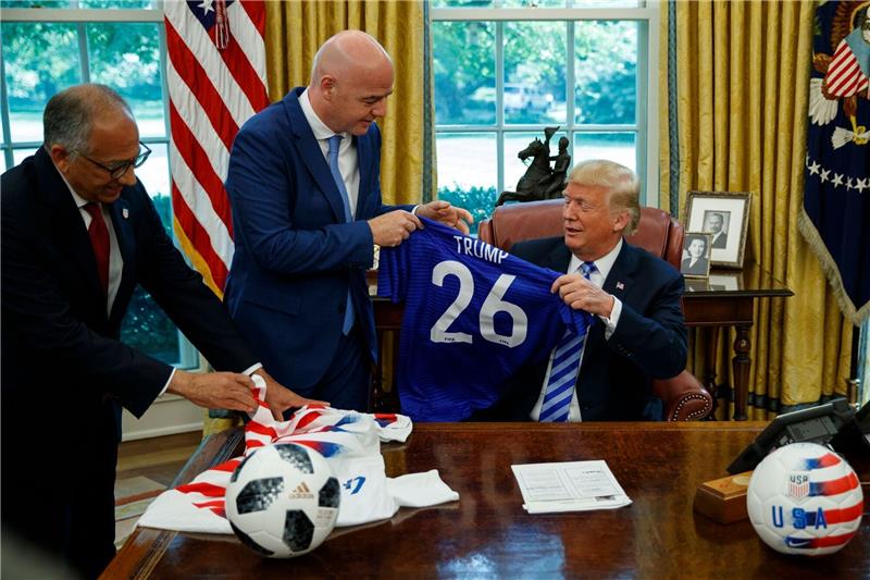 Darf's noch etwas mehr sein? FIFA bastelt am Modus 2026 Carlos Cordeiro (l), Präsident des US-Fußballverbandes, und FIFA-Präsident Gianni Infantino (M) bei einem Termin beim damaligen US-Präsidenten Donald Trump.
