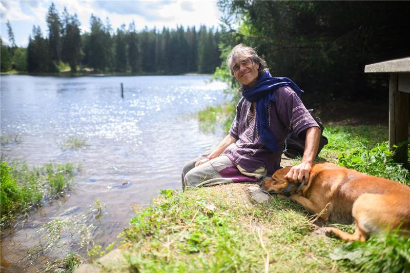 Carlos aus Italien sitzt mit seinem Hund am Oberer Hahnebalzer Teich.